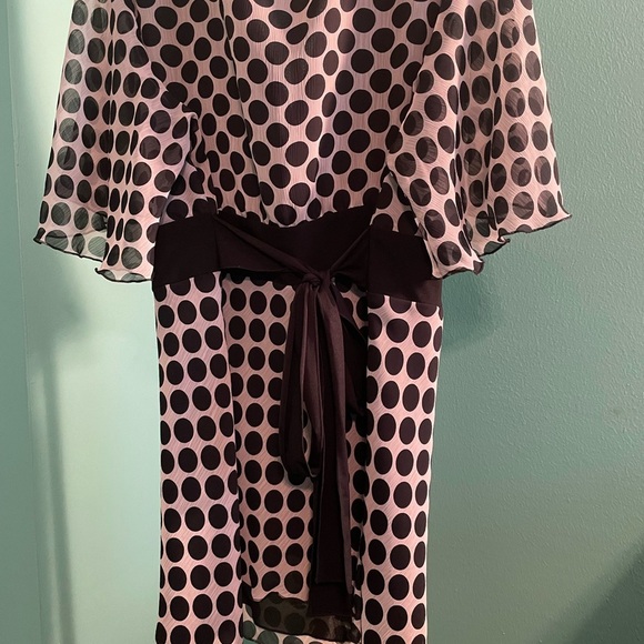 New York City Design Co. EUC size 22/24W white with black dots. V-neck & has tie - Picture 2 of 11